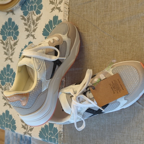 Nwt European sneakers - Picture 1 of 6